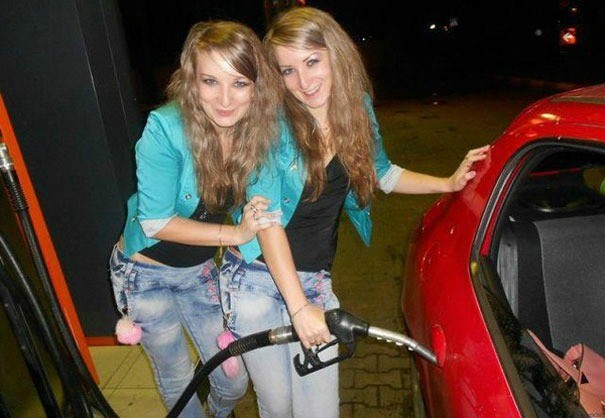 Η φωτογραφία του μήνα: Δυο ξανθιές βάζουν βενζίνη!